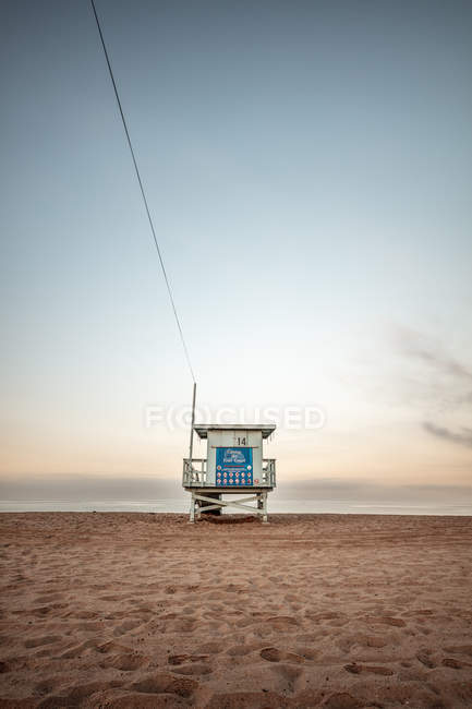EUA, Califórnia, Santa Monica, cabana salva-vidas na praia no crepúsculo — Fotografia de Stock