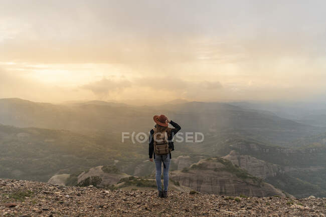 Mulher com costas, em pé na montanha, olhando para a vista — Fotografia de Stock
