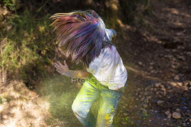 Хлопчик повний барвистого порошкового забарвлення, святкуючи Холі, свято кольорів — стокове фото