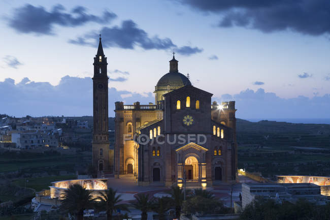 Malta, Gozo, Basilica Ta 'Pinu, santuario nazionale, ora blu — Foto stock