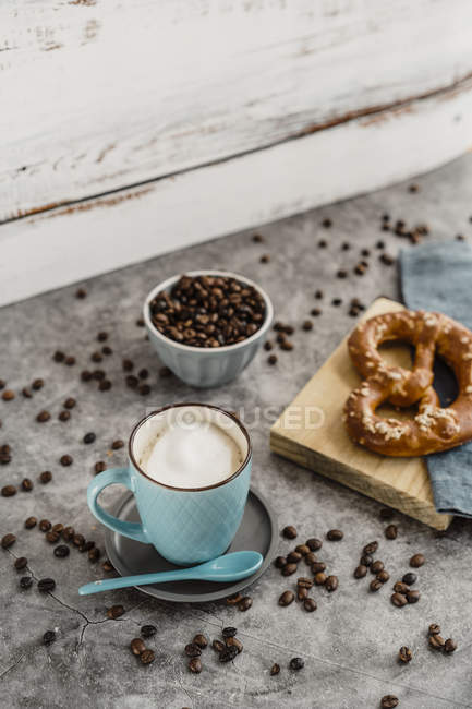 Primer plano de la taza de café blanco - foto de stock
