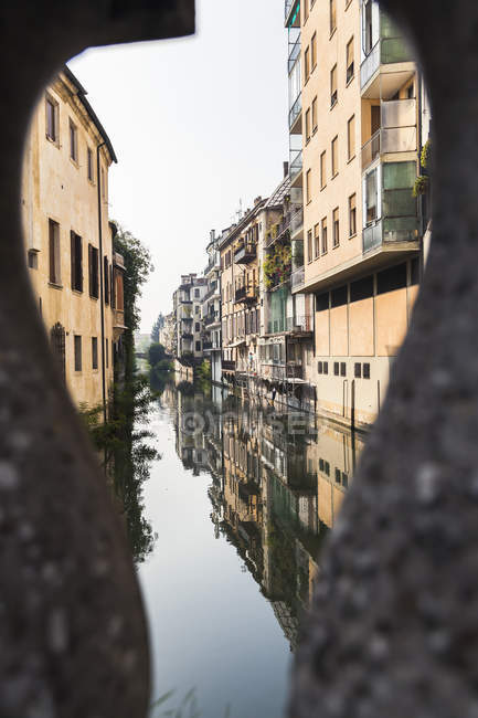 Italia, Veneto, Padova, canali urbani e facciate di edifici — Foto stock