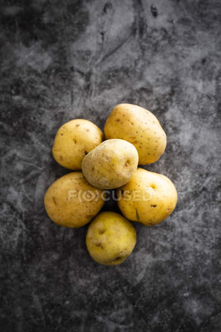 Potatoes at black table — Stock Photo