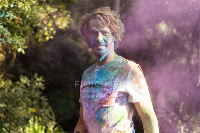 Man covered in powder paint, celebtaing Holi, Festival of Colors — Stock Photo