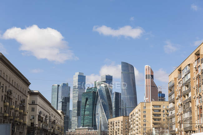 Rusia, Moscú, distrito financiero en un día soleado - foto de stock