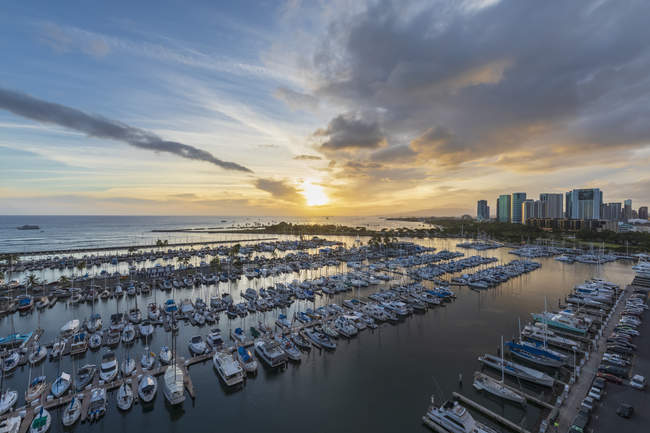 EUA, Havaí, Oahu, Honolulu, Ala Wai Boat Harbor ao nascer do sol — Fotografia de Stock