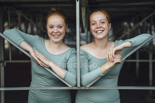 Laughing redheaded twins looking at camera — Stock Photo