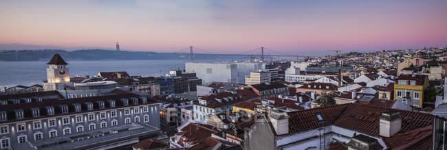 Portugal, Lisbon, View to Tagus River with 25 de Abril Bridge in the morning, seen from Baixa — Stock Photo