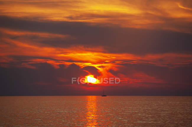 Хорватія, Істрія, Пореч, Адріатичне море, вітрильний човен під час заходу сонця — стокове фото