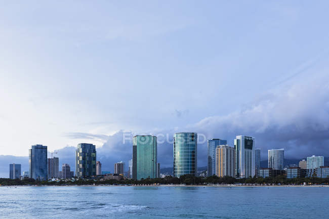 EUA, Havaí, Oahu, Honolulu, Ala Moana Beach na hora azul — Fotografia de Stock