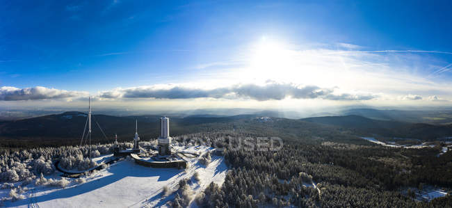Alemanha, Hesse, Schmitten, Vista aérea de Grosser Feldberg, mastro aéreo de hr e torre de visualização no inverno — Fotografia de Stock
