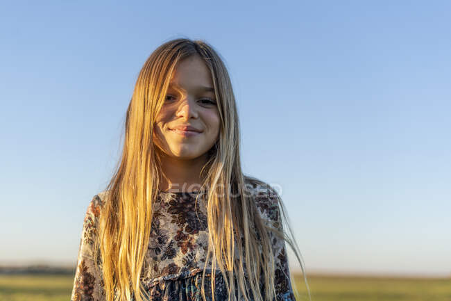 Портрет улыбающейся блондинки на закате — стоковое фото