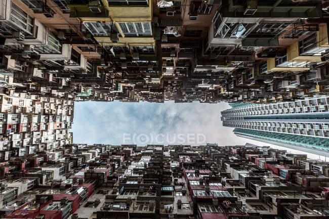 Hong Kong, Quarry Bay, bloques de apartamentos en contraste con el rascacielos moderno - foto de stock