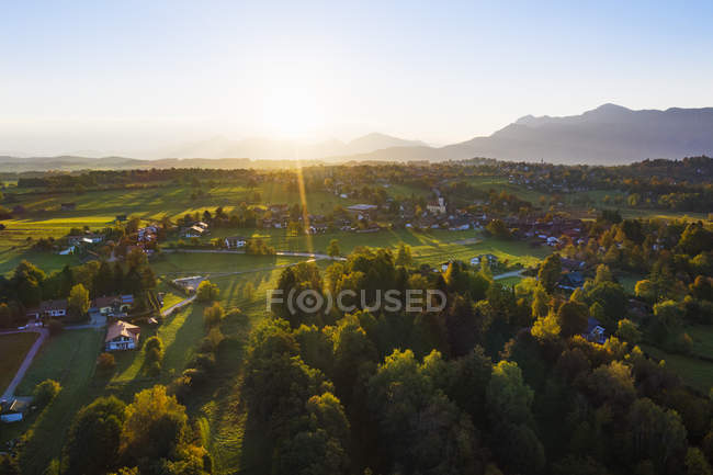 Alemania, Alta Baviera, Frontera alpina, Vista aérea de Seehausen al amanecer - foto de stock