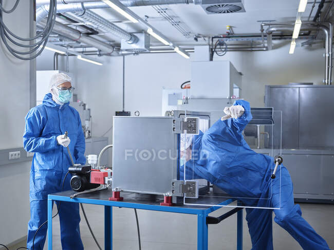 Chimistes travaillant en salle blanche de laboratoire industriel — Photo de stock