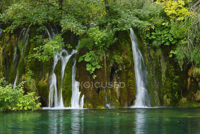 Cascade dans le parc national des lacs de Plitvice, site du patrimoine mondial de l'UNESCO, Croatie — Photo de stock