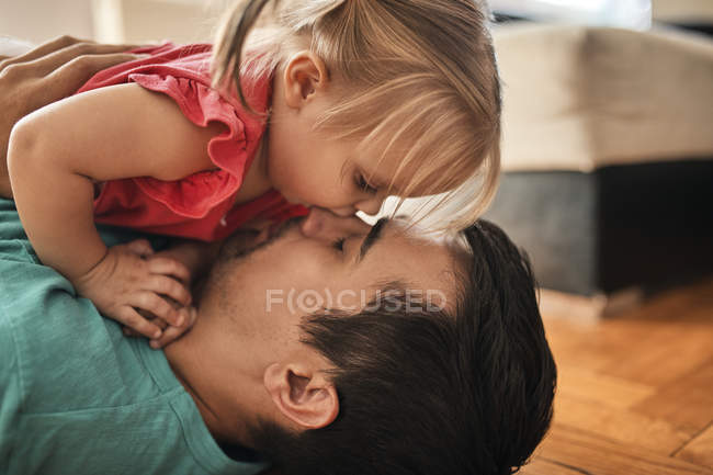 Pai e filhinha abraçando juntos em casa — Fotografia de Stock