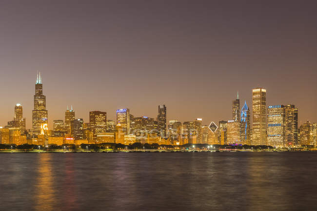 USA, Illinois, Chicago, Lago Michigan, paesaggio urbano la sera — Foto stock