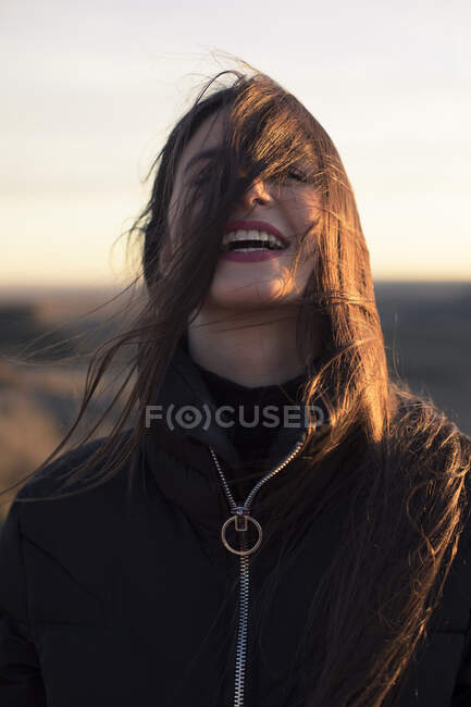 Retrato de una adolescente riéndose al atardecer - foto de stock