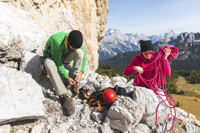 Italie, Cortina d'Ampezzo, couple se préparant pour l'escalade dans les Dolomites — Photo de stock
