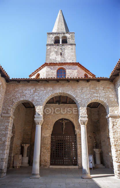 Croacia, Istria, Porec, Casco antiguo, Basílica de Eufrates - foto de stock