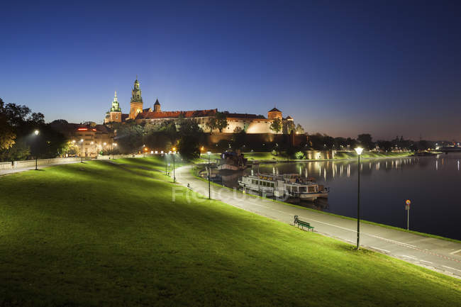 Pologne, Cracovie, Château de Wawel, soirée tranquille au bord de la Vistule — Photo de stock