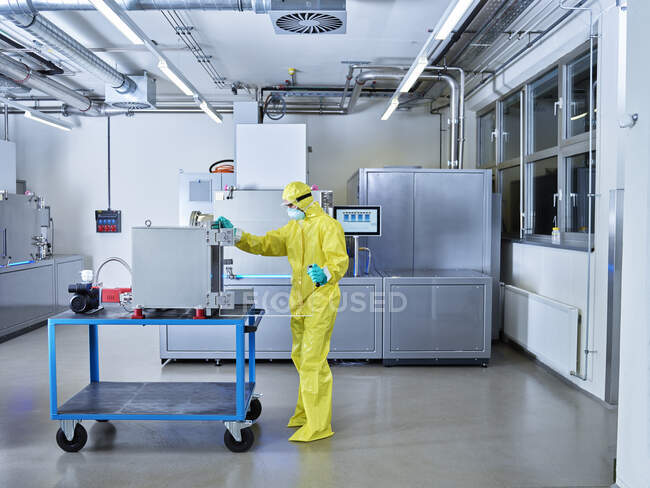 Chimiste travaillant en salle blanche de laboratoire industriel — Photo de stock