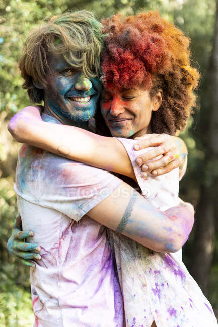 Pareja cariñosa celebrando Holi, Festival de Colores - foto de stock