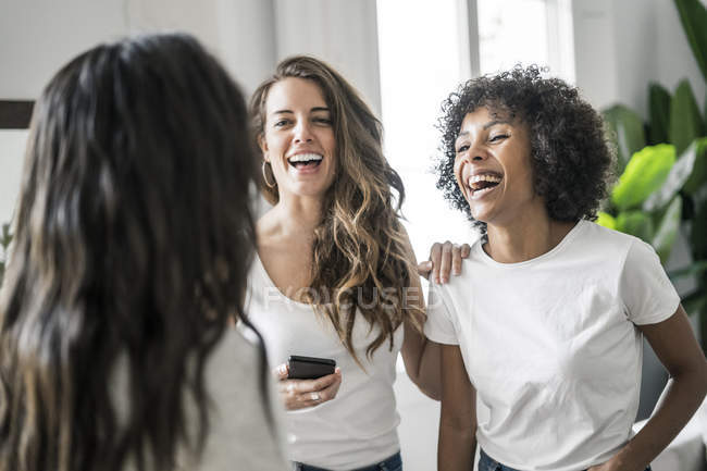 Три счастливые женщины общаются дома — стоковое фото