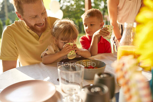Família feliz ter uma festa de jardim — Fotografia de Stock