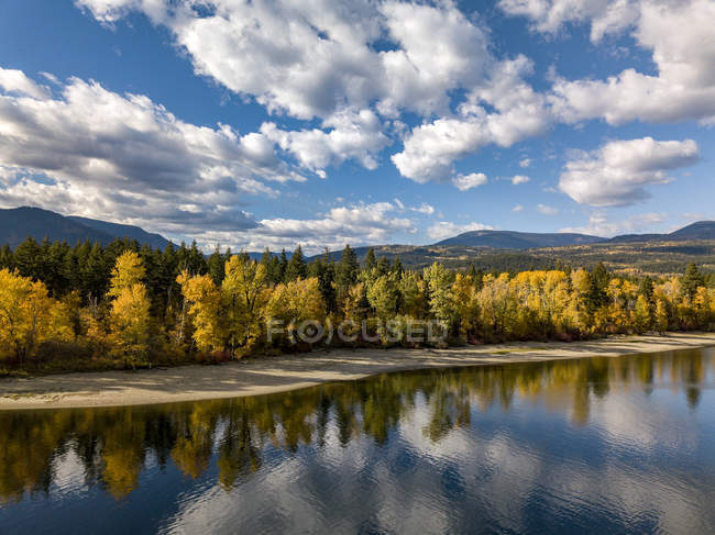 Канада, Британская Колумбия, Индийское лето, Воздушный вид на озеро осенью — стоковое фото
