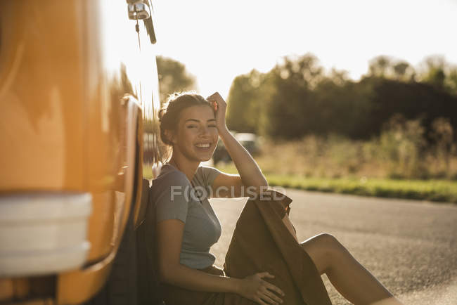 Mulher bonita em uma viagem de carro com seu campista, relaxando na beira da estrada — Fotografia de Stock