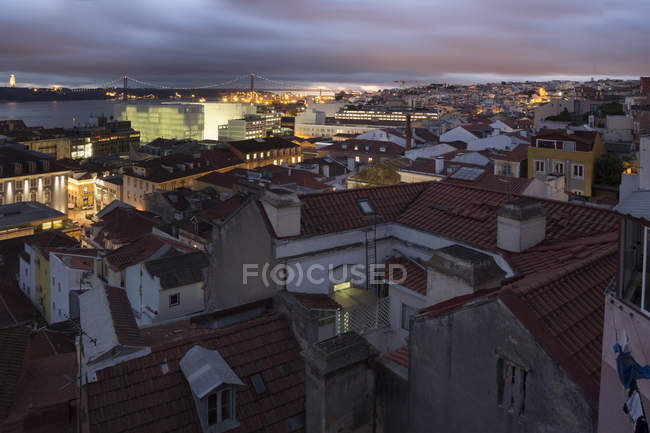 Portogallo, Lisbona, Vista sul fiume Tago la sera, vista da Baixa — Foto stock