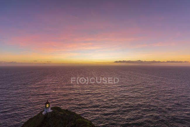 США, Гаваї, Оаху, Гонолулу, вид з Makapu Point, маяк перед сходом сонця — стокове фото