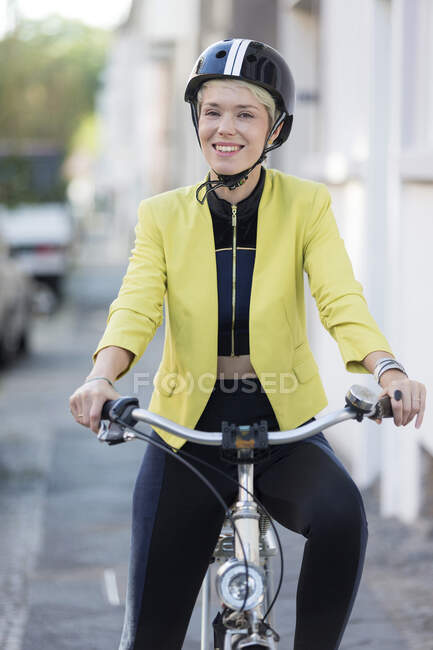 Женщина с велосипедным шлемом — стоковое фото