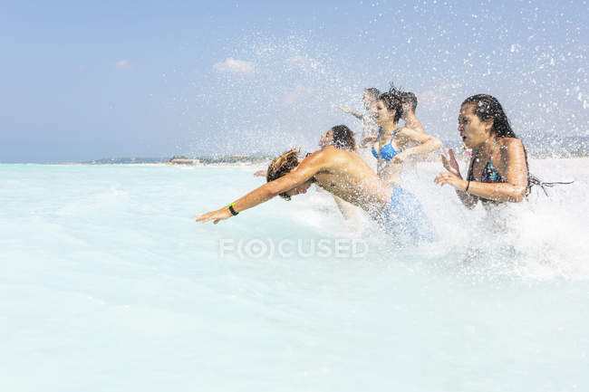 Amigos se divertindo no mar — Fotografia de Stock