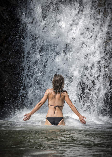 Tailândia, Krabi, Parque Nacional Khao Phanom Bencha, mulher tomando banho na cachoeira — Fotografia de Stock