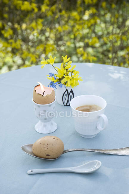 Table de petit déjeuner avec décoration Eatser dans le jardin — Photo de stock