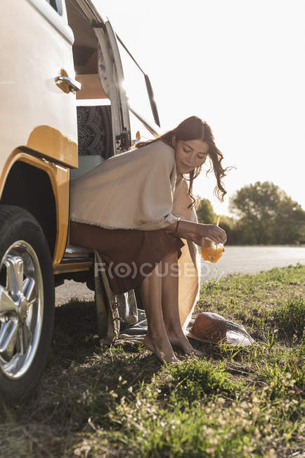 Mulher bonita em uma viagem de carro com seu campista, fazendo uma pausa, beber suco — Fotografia de Stock