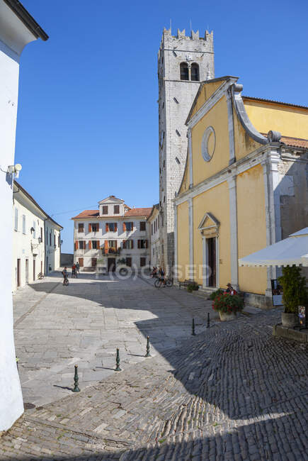 Croatie, Istrie, Motovun, Vieille ville, Main Square Trg Andrea Antico, St. Stephen's Church — Photo de stock