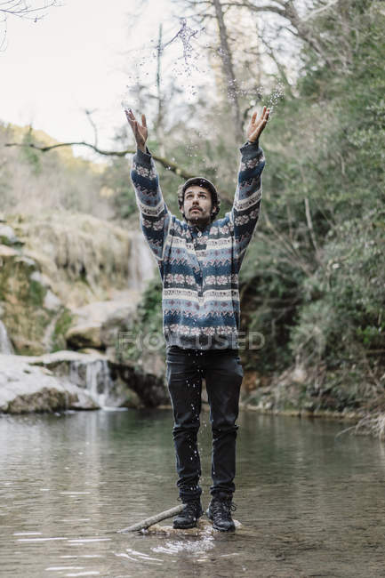 Jovem salpicando água perto de Cova Simanya, Barcelona, Espanha . — Fotografia de Stock