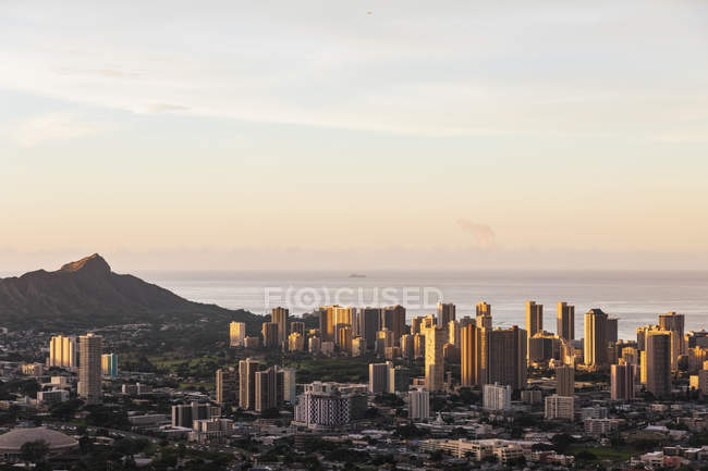 USA, Hawaii, Oahu, Puu Ualakaa State Park, View from Tantalus Lookout to Honolulu and Diamond Head at sunrise — Stock Photo