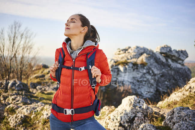 Donna in un viaggio escursionistico in montagna facendo una pausa — Foto stock