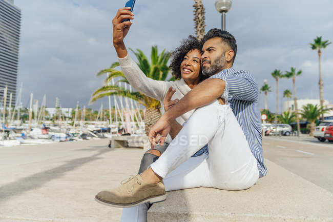 Spagna, Barcellona, coppia felice che si fa un selfie al porto turistico — Foto stock
