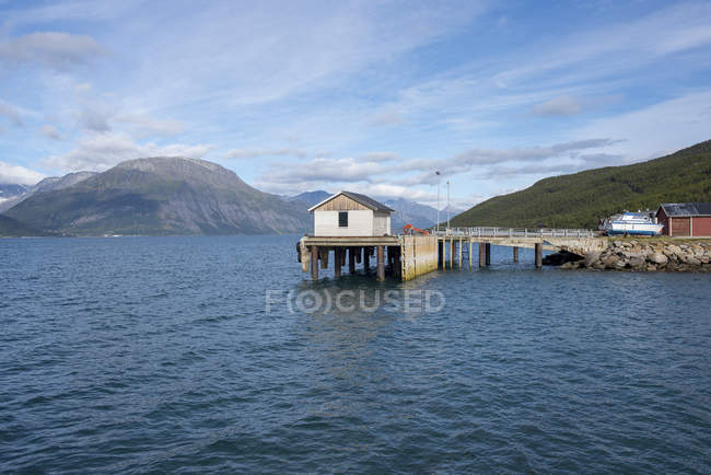 Норвегия, Шотландия, гавань с хижиной — стоковое фото