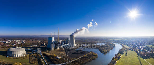 Alemania, Hesse, Vista aérea de la central eléctrica de Grosskrotzenburg - foto de stock