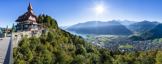 Suisse, Canton de Berne, Alpes bernoises, Interlaken, Lac de Brienz, Restaurant sur Harder Kulm — Photo de stock