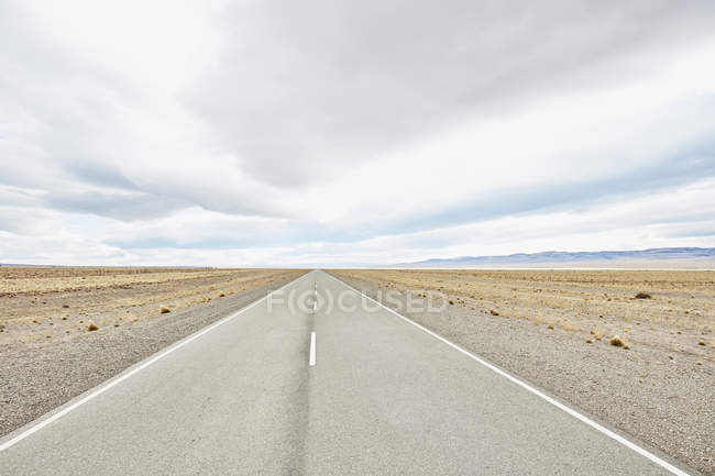 Argentina, Rio Chico, Ruta 40 road through Patagonian steppe — Stock Photo