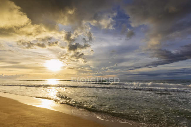 Соединенные Штаты Америки, Hawaii, Kauai, Polihale State Park, Polihale Beach at sunset — стоковое фото