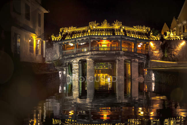 Vietnam, Hoi An, Chua Cau, puente japonés por la noche - foto de stock